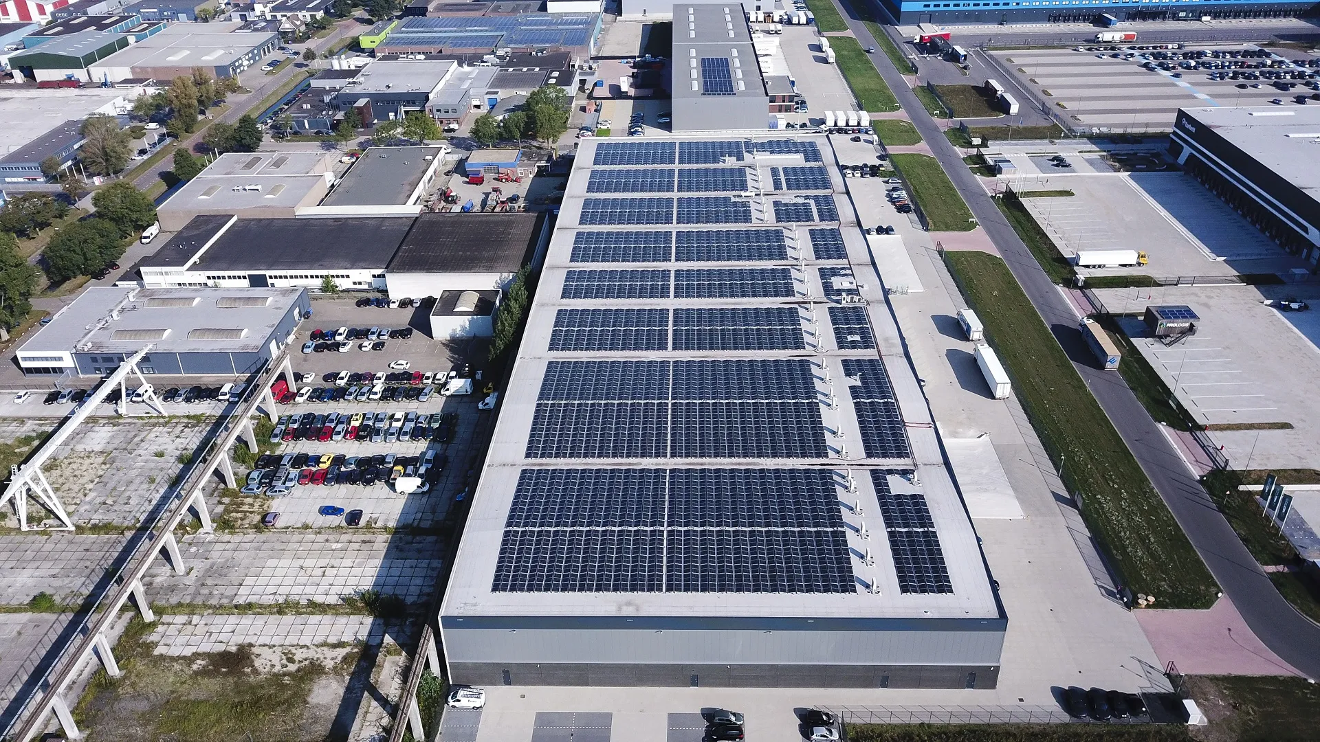 HeathLink magazijn vol met zonnepanelen